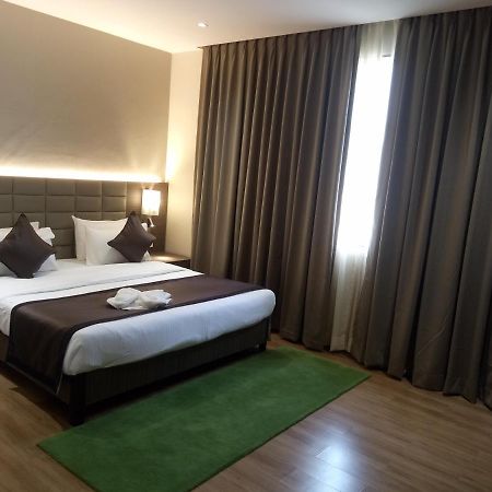 Lynq Aero Hotel Колката Екстериор снимка