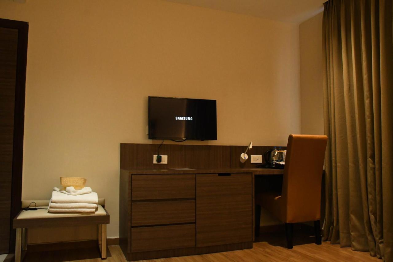 Lynq Aero Hotel Колката Екстериор снимка