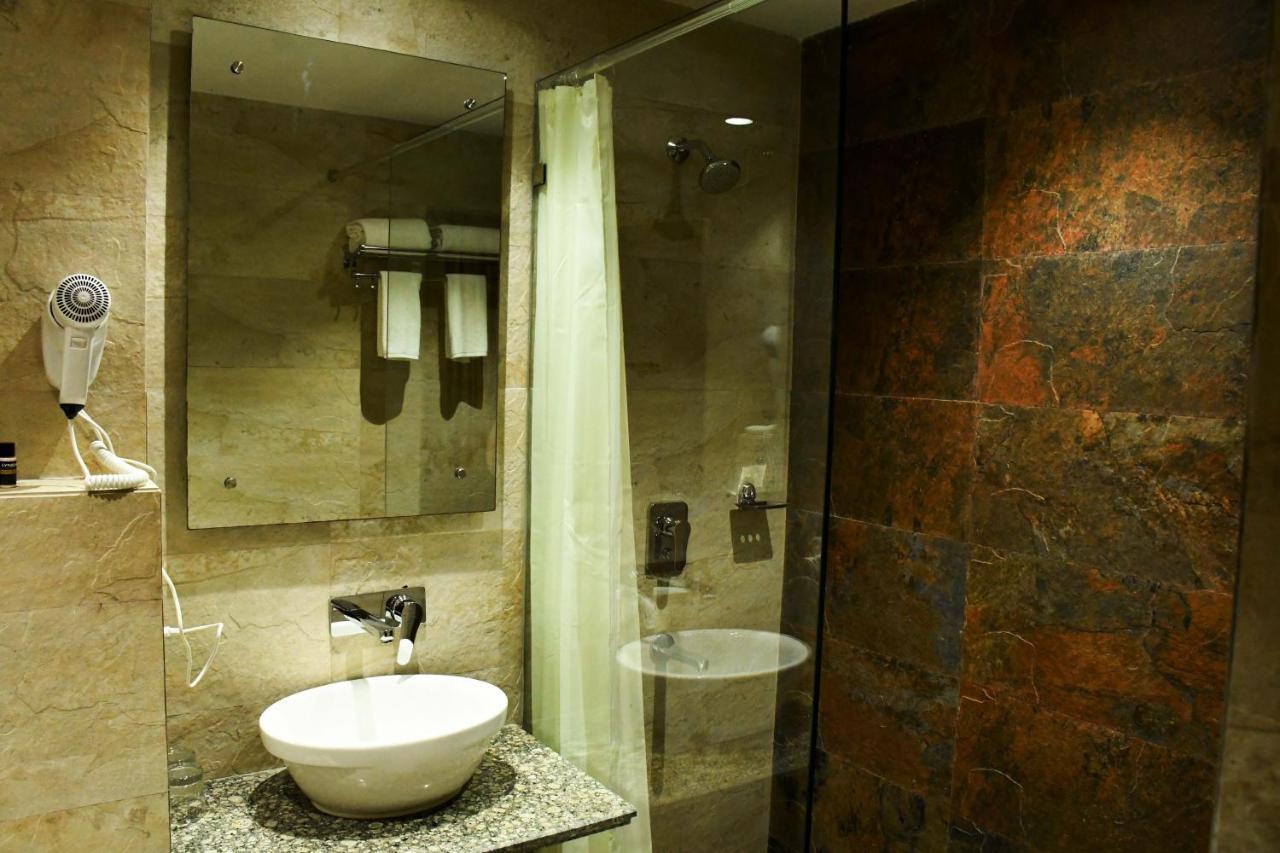 Lynq Aero Hotel Колката Екстериор снимка