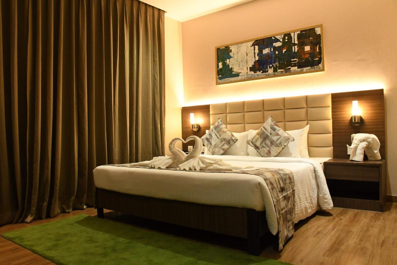 Lynq Aero Hotel Колката Екстериор снимка