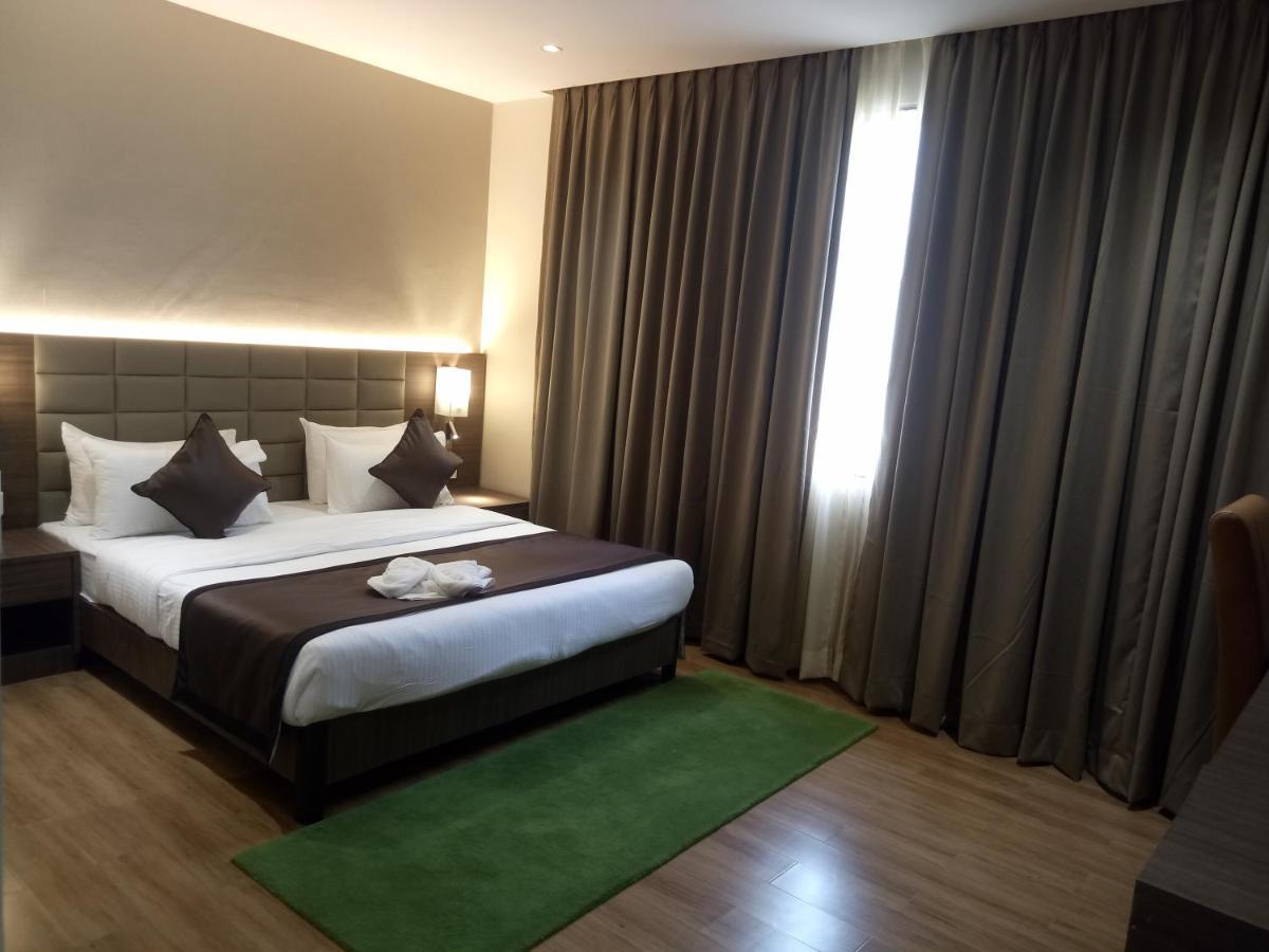 Lynq Aero Hotel Колката Екстериор снимка