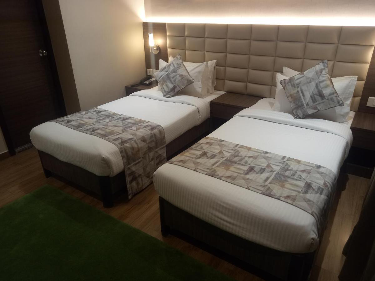 Lynq Aero Hotel Колката Екстериор снимка