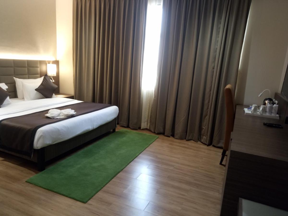Lynq Aero Hotel Колката Екстериор снимка